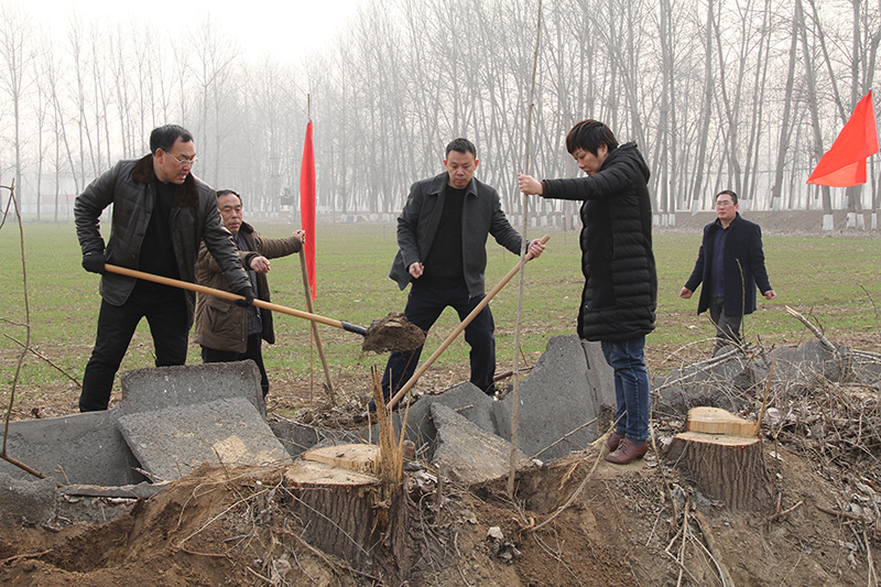 博農(nóng)集團(tuán)領(lǐng)導(dǎo)、基層黨政負(fù)責(zé)人等同志積極參加植樹活動(dòng)